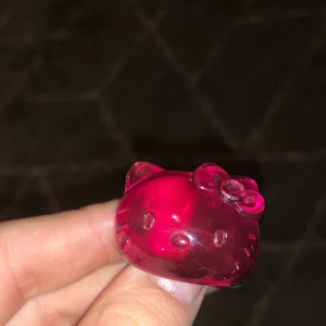 hello kitty ring  - En jätte söt ring som jag inte har en anvädning för, vi intresse eller frågor kontakta mig gärna privat.❗️inga returer❗️köparen står för frakt.🚚