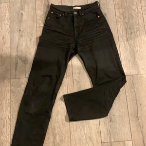 Svarta jeans - Säljer mina svarta raka jeans från Ginatricot strl 34 (XS). Säljer pga att jag inte använder dom längre. Fortfarande skitnsnygga och i bra skick💖