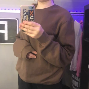 Brun sweatshirt  - Brun sweatshirt från H&M, herravdelningen men såklart för tjejer oxå<3 storlek M. Väldigt bra längd i armarna, har resorer nere vid slutet, så den går inte över rumpan(för mig, jag är 1,66)💗💗