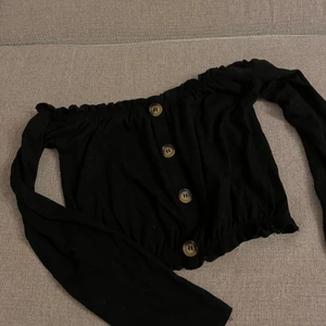 Kroppad ribbad top  - Snygg topp som är kroppad, ribbad. Pris är inklusive frakt 