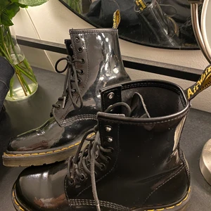 Dr. Martens kängor, svarta storlek 40. - Fick dessa i julklapp förra året men har tyvärr inte kommit till användning.  Dom är in princip som nya, bilden som visar sulan bevisar det. Dom är knappast använda, har endast testat dom utomhus och sedan har dom bara stått.   Storlek 40! Men passar både 39/40 då dom går att dra åt och justera väldigt bra!   !Är i modellen 1460 w black patent lamper!   Priset går absolut att diskutera! Hoppas att dessa skor får en ny ägare!😍  