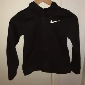 Jag säljer min Nike fleece tröja för den är för liten den är använd ett par gånger fast med inga skador. + frakt. Färg svart