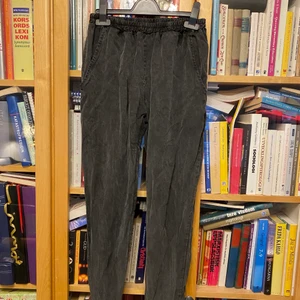 Tunna glansiga byxor - Jättesnygga byxor i tunnt mocka-liknande material från märket Brendy Melville!