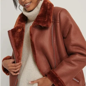 Söker pilotjacka från NA-KD i str 38. - Söker denna pilotjacka från NA-KD i str 38. Endast gott skick. 