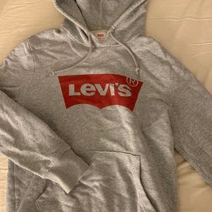 Levis hoodie  - Säljer pga kommer aldrig till användning. Skriv om ni har några frågor eller är intresserade, Inga hål eller fläckar på hoodien. Priset kan diskuteras.