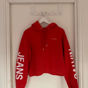 Calvin Klein jeans Strl M/L - Säljer denna hoddie från Calvin Klein i strl L men är mer som M!💗 köpt för 550kr säljer för 250kr! 