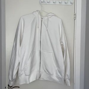 Vit oversiz hoddie från HM strl S  - Fin vit oversiz hoddie från HM i strl S. Skulle säga att den är stor i storleken. Skriv privat för fler bilder 