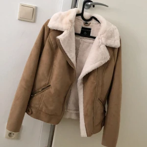 Faux fur jacket NY - OANVÄND! Nypris 500kr, jättemysig men kommer inte till användning. Har en likadan i Helsvart jag kan tänka mig sälja vid ett bra bud :)