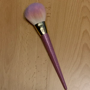 Puderborste - RT - Supersnygg sminkborste från real techniques. Sparsamt använd. Säljer då jag har för mycket borstar.