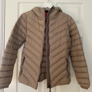 Dunjacka - Beige lite tunnare dunjacka med luva. Passar superbra vår och tidig höst 🤎