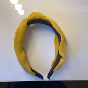 Gult  samhet hårband  - Gult fint hårband i samhet har lite små fläckar med de syns inte 💛 kontakta för fler bilder!