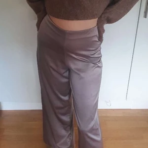 Flowy byxor i sidentyg - Vida byxor i sidenaktigt material som har en metallic färg. Så grymt snygga på fest eller som fancy mjukisar. Bekväma o luftiga o floooowy. Jag tvättar allt! Fler bilder i PM ✨ 