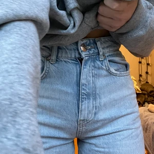 Jeans  - 90s jeans från Gina i mycket bra skick 💙 jag är 165 och brukar ha s/xs