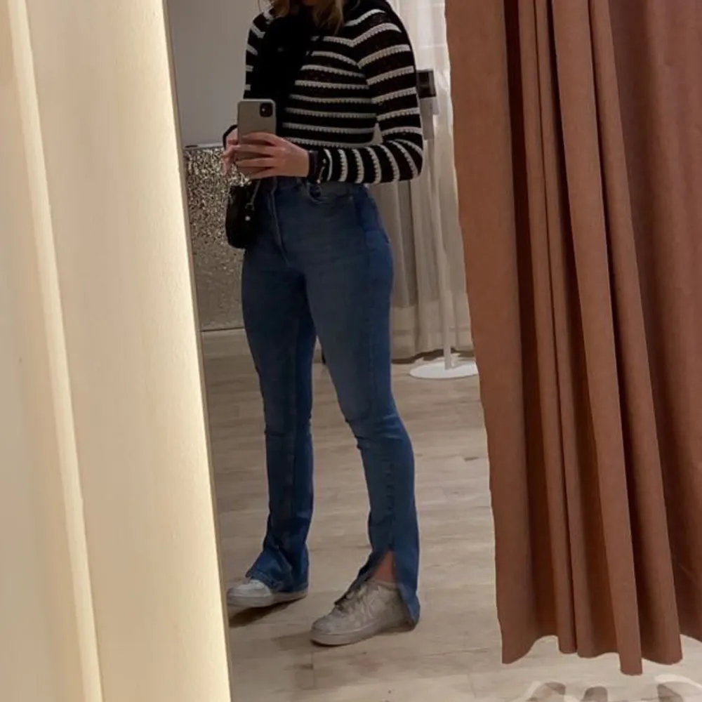 Säljer ni mina superfina zara jeans som är blåa med slits. Säljer dom då dom inte kommer till användning. Skriv för fler bilder😊. Jeans & Byxor.