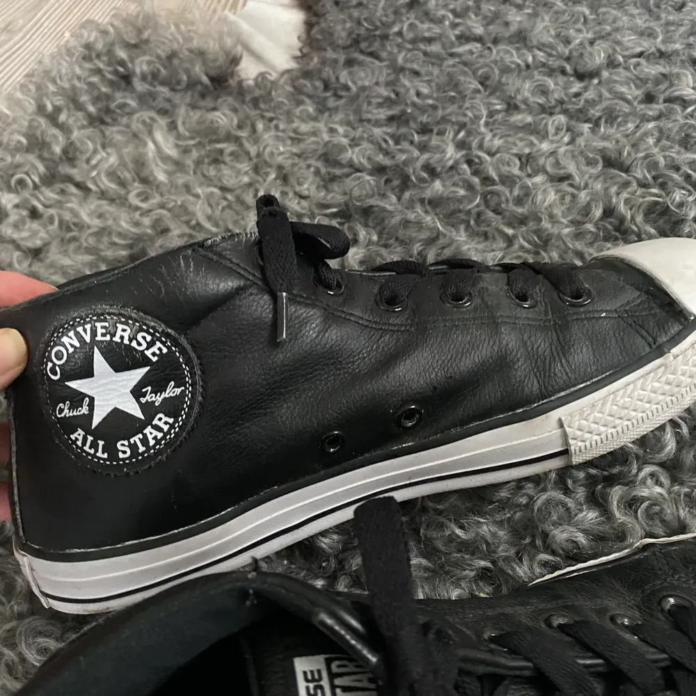 Jätte balla skinn Converse i storlek 38,5 men passar mig som har storlek 38! Jätte fint skick, säljer endast för att ja inte längre använder dom. . Skor.