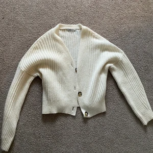 Stickad kofta från chiquelle - Säljer denna mysiga koftan från chiqelle som är one size och endast använd några få gånger. Nypris 399kr. Jag står inte för frakt eller slarv med posten. 