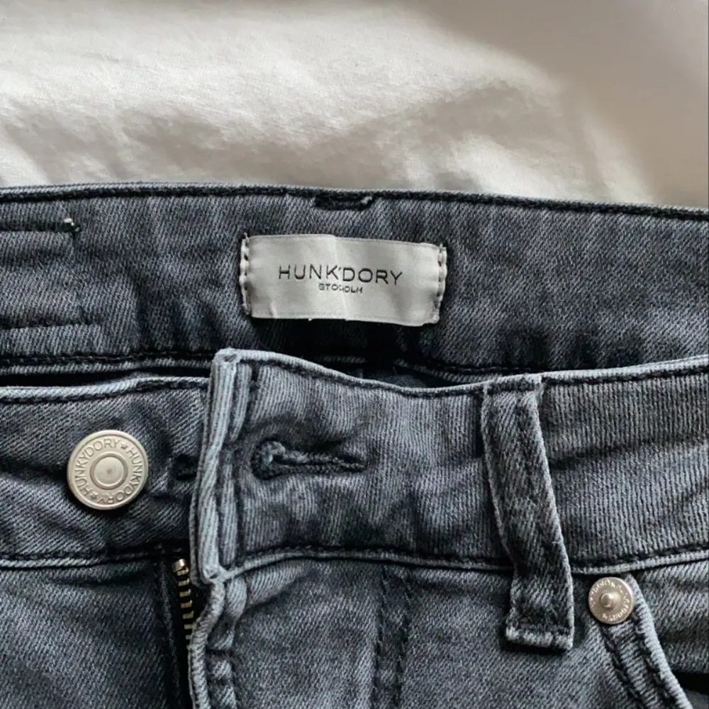 Jeans från hunkydory storlek Xs-S, croppade ner till 🖤🤍💜. Jeans & Byxor.