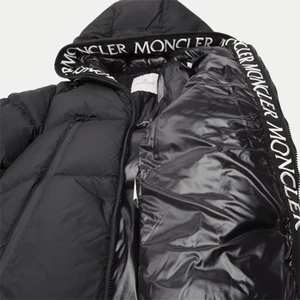 Moncler vinter jacka  - Väldigt varm behövs bara en tröja under. Inga fel. 