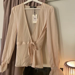 Blus från bikbok - En ljusrosa blus från bikbok i storlek xs. Aldrig använd och lappen sitter kvar.