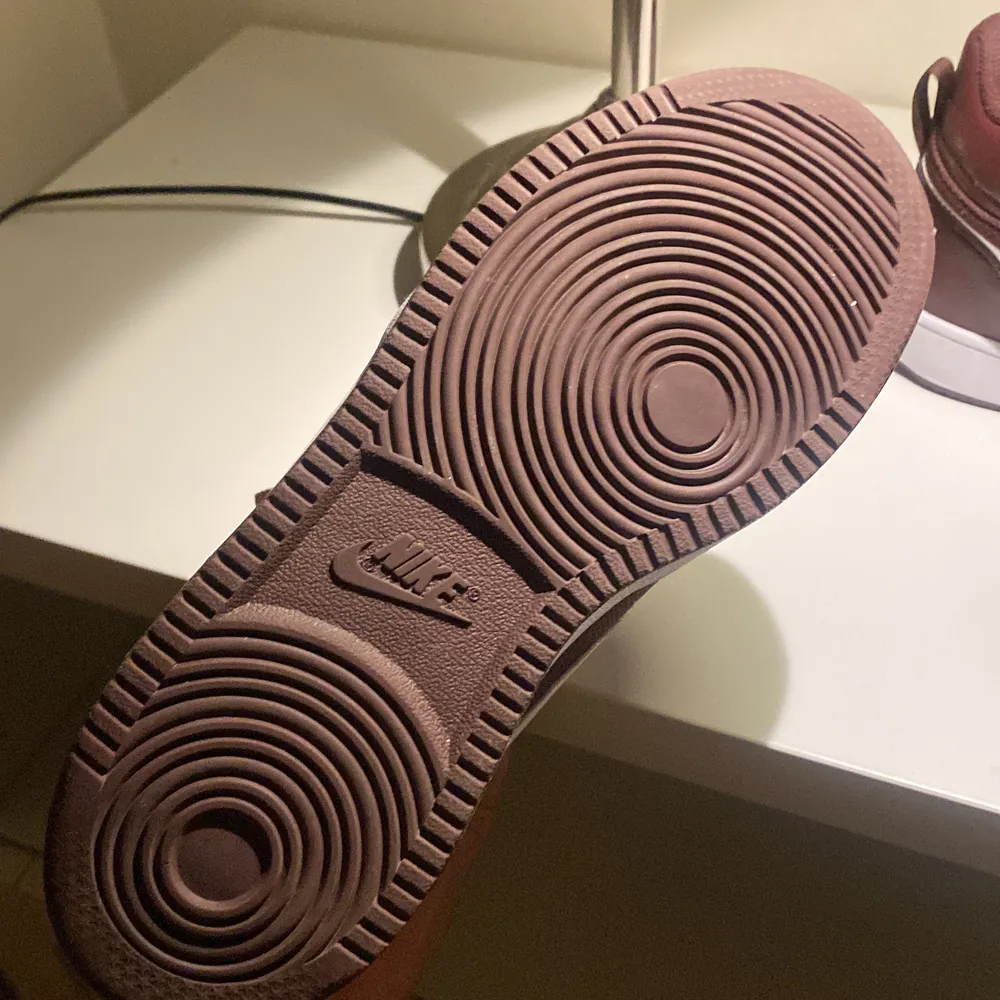 Säljer dessa Nike skor i 38,5, använda en gång. Har köpt ett par nya likadana då dessa var förstora 👞 . Skor.