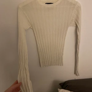 Tröja från asos - As fin tröja ifrån asos. Jättebra skick. Den sitter jättefint på kroppen. Ser ju väldigt liten ut men den är töjbar och anpassar sig liksom efter kroppsformen. Skriv privat för bild med den på