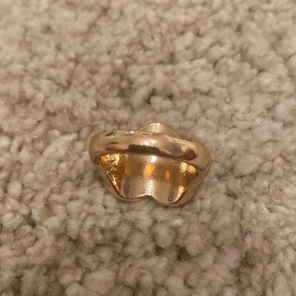 Jag säljer denna jättesöta vit/guldiga ringen med en ängel på för 12kr + frakt, inte använd eftersom jag gillade inte riktigt den men jättesnygg❤️. Accessoarer.