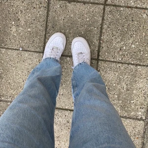 GinaTricot Jeans - Brugt et par gange☺️ de er størrelse 30 men passer en størrelse xxs og xs. De kostede 549kr for ny.