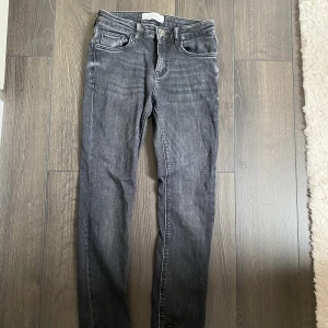 Jeans från Zara  - Anvöns fåtal gånger, väldigt stretchiga passar den som brukar ha 34 och 36
