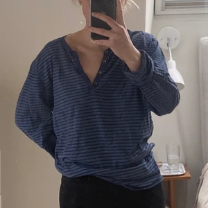 Långärmad  - Jätteskön randig tröja från scotch & soda och materialet är 95% bomull!