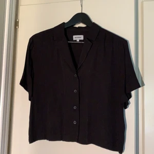 Kortärmad skjorta - Urringad svart skjorta, bra skick