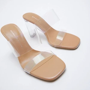 ZARA KLACKSKOR  - Skulle gärna vilja byta mot samma fast i strl 38. Annars säljer jag de för 200kr💖 har knappt använt dessa då de är för små. Men finns lite deffekter som exempelvis syns på bild 2 och 3. Se bild 2 för sulorna och bild 3 på plasten. Finns en liten reva och små deffekter ✨ har tyvärr inga egna bilder med de på eftersom de är för små :( 