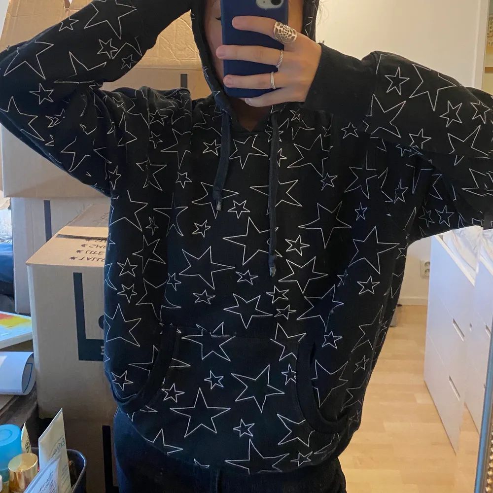 Säljer denna stjärnmönstrade hoodie då den tyvärr inte kommer till användning. Tyvärr vet jag inte storlek men jag bär vanligtvis storlek S/M och den passar perfekt på mig! Säljs för 90kr!. Tröjor & Koftor.
