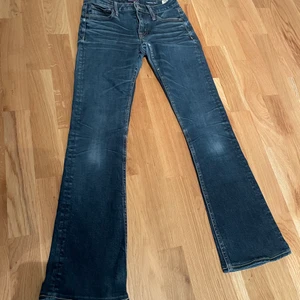 Crocker jeans i stl w26 l31 - ett par lågmidjade jeans i bra skick underbenslängden är 76cm då dom är snyggt upplaggda med några cm osäker hur många