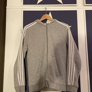 Adidas zip hoodie - En snygg grå adidas zip hoodie i otroligt bra skick!
