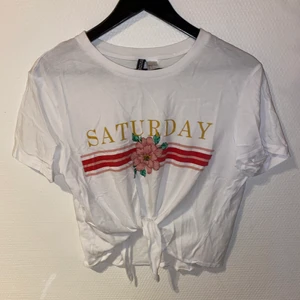 Vit topp med tryck - Jättefin vit topp med tryck köpt från H&M som man knyter själv, kommer tyvärr inte till användning, frakt är inräknat i priset🥰