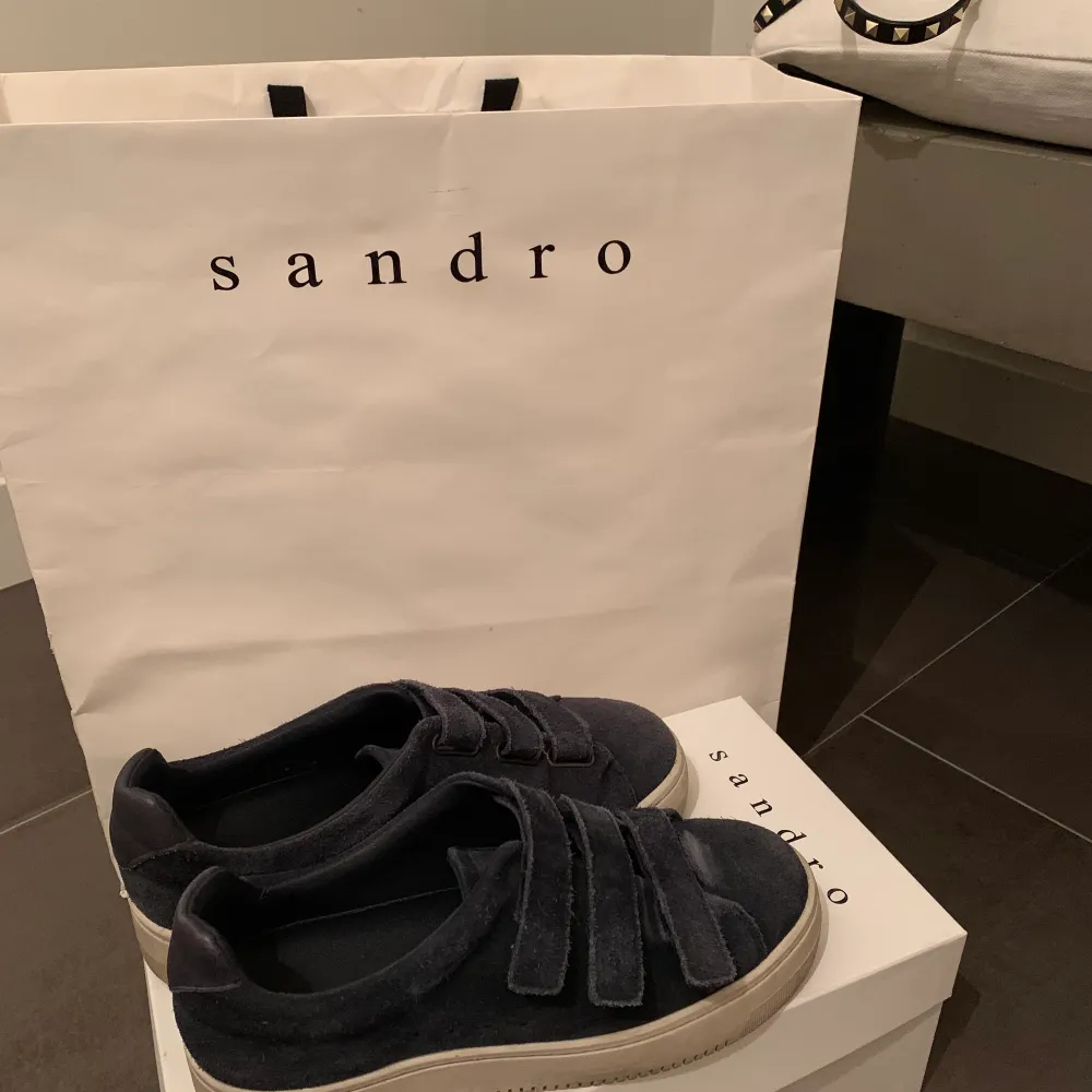 Skitsnygga marinblå sneakers ifrån sandro! Skorna är inköpta i Italien 2019 för 2000kr! Skokartong och påse medföljer om det önskas!. Skor.
