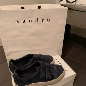 Skitsnygga marinblå sneakers ifrån sandro! Skorna är inköpta i Italien 2019 för 2000kr! Skokartong och påse medföljer om det önskas!