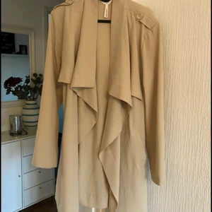 Object dam kappa  - Säljer min beiga tunna kappa i storlek XL använd fåtal gånger. Nypris 499kr  