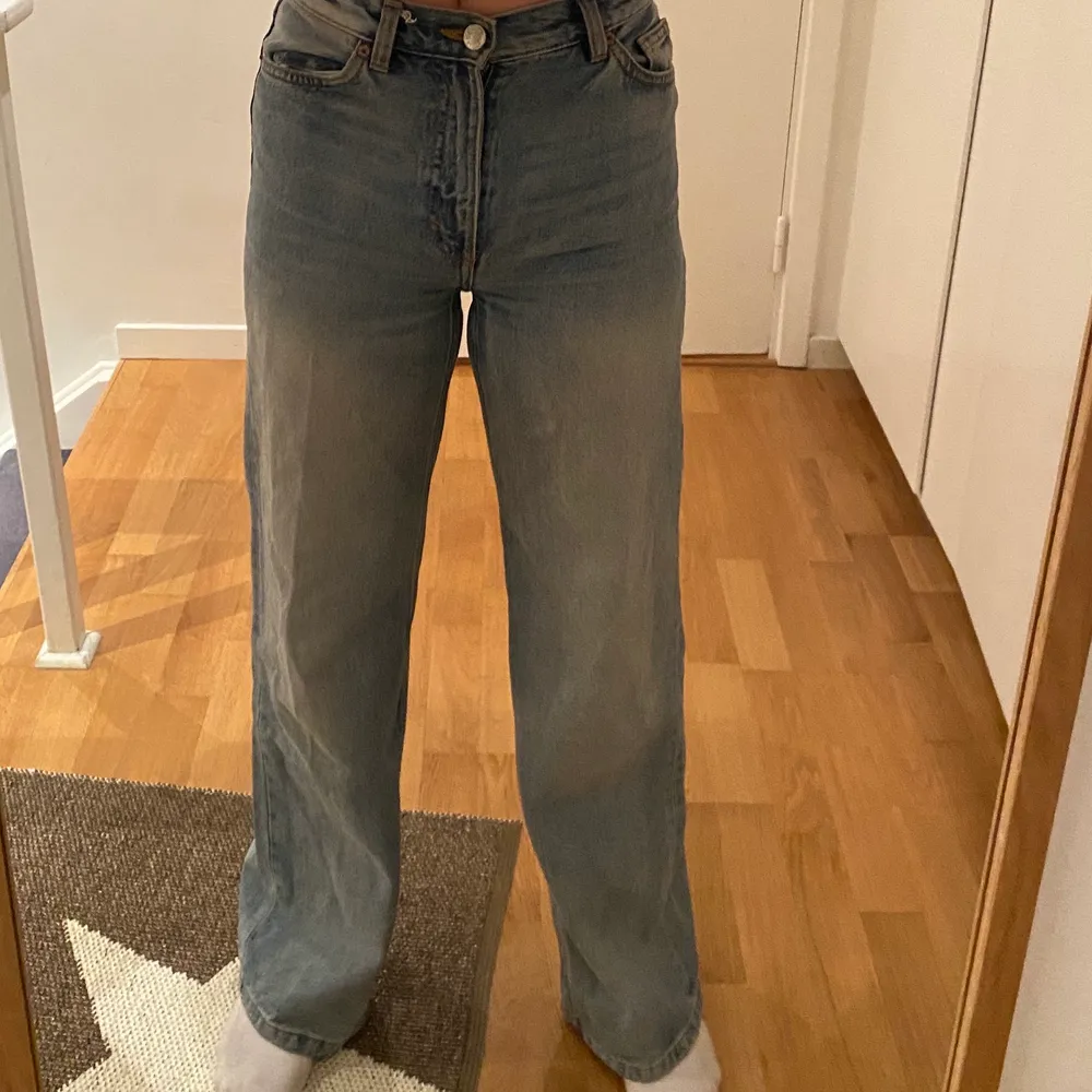 Säljer dessa Monki jeans. De är knappt använda och är i perfekt skick. Säljer för 30kr + frakt, men pris kan diskuteras💞 skriv för mer info. Jeans & Byxor.