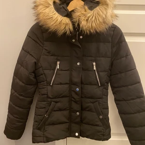 Sparsamt använd vinterjacka - H&M, använd sporadiskt en vinter. Varm och skön. 
