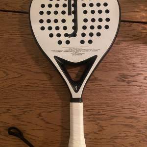 Robin Söderling x Gina Tricot padelrack. Använt en gång, passade inte mitt spel. Runt och lätt att spela med.  Nypris 1299:- mitt pris 900:-