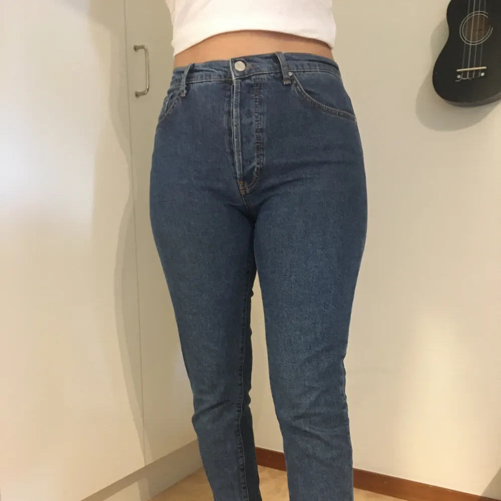 Ganska skinny blåa jeans som är i väldigt bra kvalitet! Knappt använda då dessa är inte riktigt min stil. Passar mig perfekt som är 163 cm och brukar 36/38 i jeans! . Jeans & Byxor.