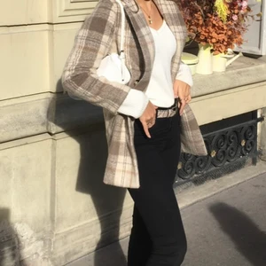 Rutig kappa - Säljer denna populära rutiga kappan från H&M. Perfekt nu till hösten och så mysig! Storlek 36☺️💕💓