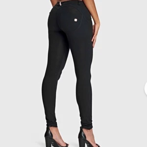 WR.UP PUSH UP LEGINGS  - PUSH UPP LEGGINGS MED MÄRKE WR.UP FRÅN FREDDY. Använda 3 gånger syns inte. Tight passform framhäver rumpan.