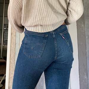 Levis 501 jeans i storlek W27 L30. Jättesnygga jeans i bra skick då dem endast blivit använda några gånger och säljer eftersom dem är lite för stora. Skriv gärna om du vill ha fler bilder på dem eller om du har några frågor! ☺️ köpare betalar för frakt 🚚 