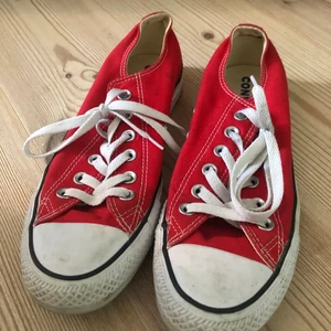 Röda Converse  - Röda låga Converse. Köpta för ganska länge sedan. Inte använda jättemycket. De är i använt men bra skick.