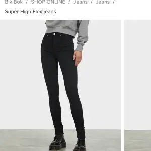 Bikbok superhigh flex jeans svarta strl xs. Väldigt stretchiga och sköna. Sitter snyggt i midjan ⌛️. Bra skick. Originalpris 600 kr.