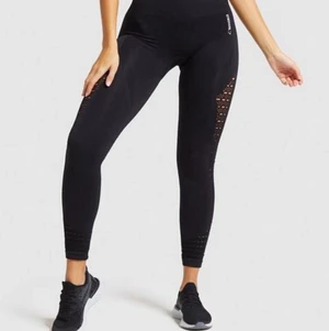 Gymshark tights - Seamless tights från märket Gymshark, använda men i superbra skick! Så snygga på, formar och håller in kroppen bra.                                                                                     Nypris 600-700kr                                                              Frakt 66 kr spårbart 