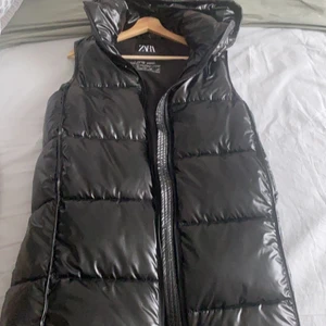 Oanvänd väst från zara - Oanvänd väst från zara storlek XS men är som en S lång Model