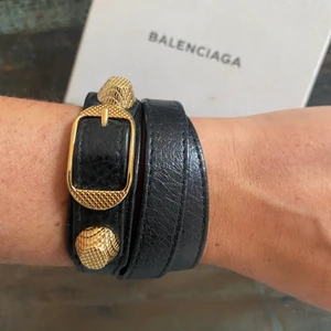 Balenciaga Armband - Balenciaga triple twirl lamb skin leather bracelet  i väldigt bra skick, endast använd fåtal ggr. Äkta, kommer med låda. Ordinarie pris 2600sek.  Endast seriösa köpare! 